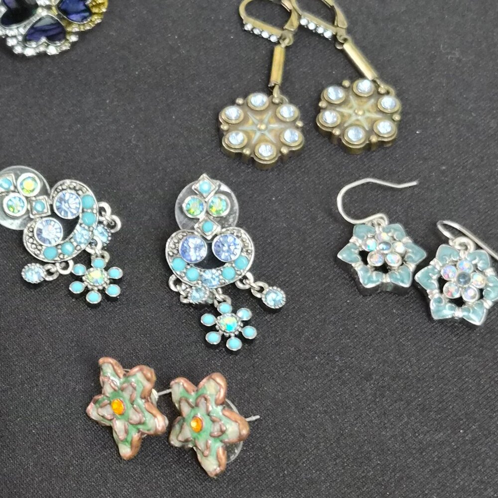 Lot of avant garde costume jewelry two necklaces, 4 pairs earrings, one bracelet - Picture 2 of 7